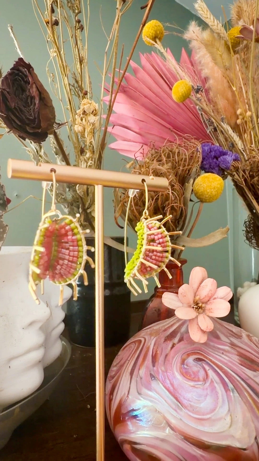 Dangling Venus Flytrap Threaders